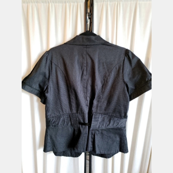 1 Torrid pinstripe short sleeve fitted blazer size 1 - Picture 6 of 6